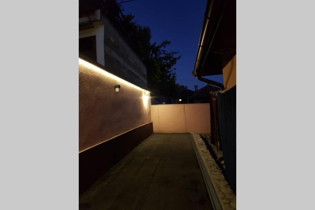 Apartman Sa Garazom I Internetom SJJ Buitenkant foto